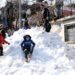 Belediye kamyonlarla kar getirdi, hem çocuklar hem yetişkinler eğlendi