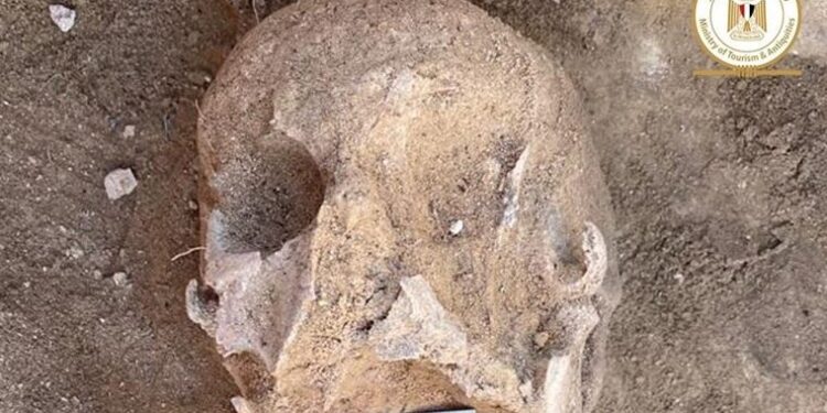 Mısır’ın antik kenti Taposiris Magna’da 2 bin yıllık altın dilli bir mumya keşfedildi