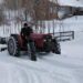 Muhtar, köy içindeki karlı yolları traktörüyle açıyor