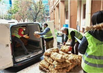 Üreticinin elinde kalan patatesler ihtiyaç sahiplerine dağıtılıyor