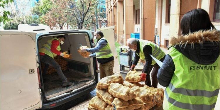 Üreticinin elinde kalan patatesler ihtiyaç sahiplerine dağıtılıyor