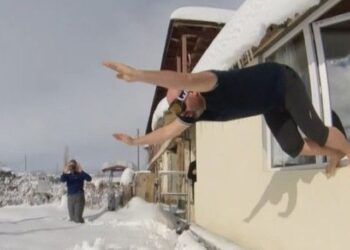 Kar sevinci! Balıklama atladı!