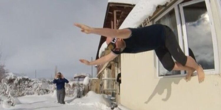 Kar sevinci! Balıklama atladı!