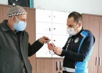 Sokakta yaşayan vatandaş, bulduğu altınları belediye ekiplerine teslim etti