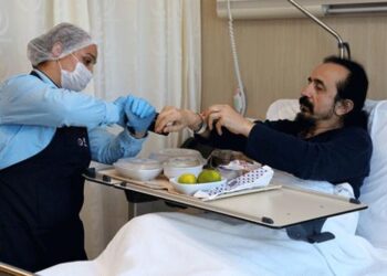 Hastaya özel hazırlanan yemekler barkod sistemiyle dağıtılıyor