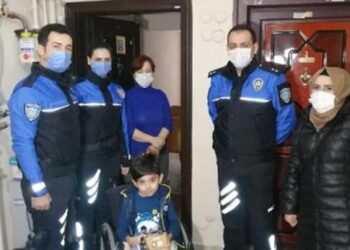 Polis ekiplerinden evde eğitim gören engelli çocuklara ziyaret