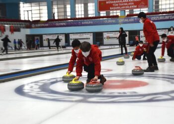 Kars Çayı’nda curling oynayan çocukların hayalleri gerçek oldu