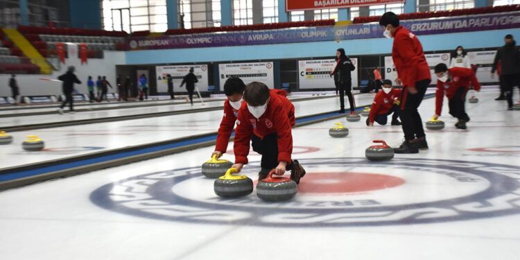 Kars Çayı’nda curling oynayan çocukların hayalleri gerçek oldu