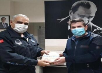 ATM’de unutulan parayı, zabıta memuru sahibine teslim etti