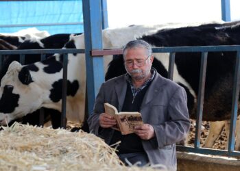 Besici Ali Dede 50 yıldır kitap aşkıyla örnek oluyor