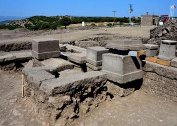 Assos Antik Kentinde 2 bin 300 yıllık aile mezarı bulundu