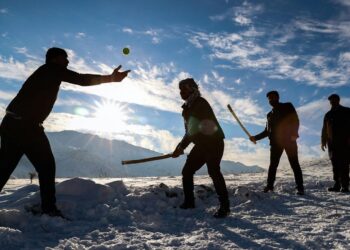 Van usulü beyzbol oynayarak karın tadını çıkarıyorlar