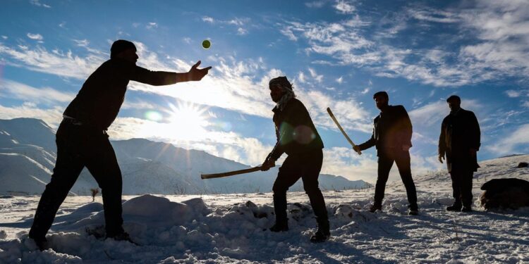 Van usulü beyzbol oynayarak karın tadını çıkarıyorlar