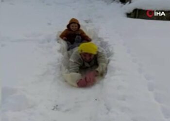 Dede ve torun hem karlı yolu açtı hem eğlendi