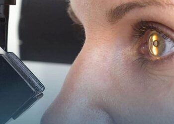 10 yıldır kör olan adam, yapay kornea nakli ile görmeye başladı