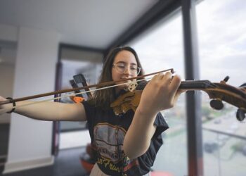 17 saat sonra enkazdan çıkarılan İnci Okan mutluluğunu kemanıyla anlatıyor