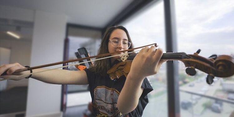 17 saat sonra enkazdan çıkarılan İnci Okan mutluluğunu kemanıyla anlatıyor