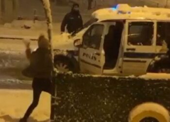 Vatandaş ile polis kartopu oynadı