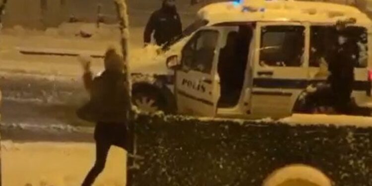 Vatandaş ile polis kartopu oynadı