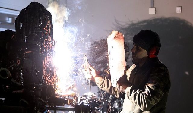 Atık malzemelerden üretiyor… Motor ustasından sanat!