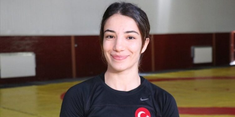 Kadın milli güreşçilerden Fransa’da 3 madalya