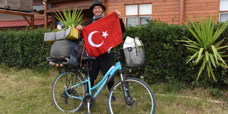 4 kıtada 13 ülkeyi ziyaret etti, Türkiye’ye hayran kaldı