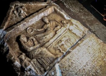 Bursa’da balkonundan inşaat çalışmalarını izleyen yurttaşın dikkati sayesinde tarihi mezar steli bulundu