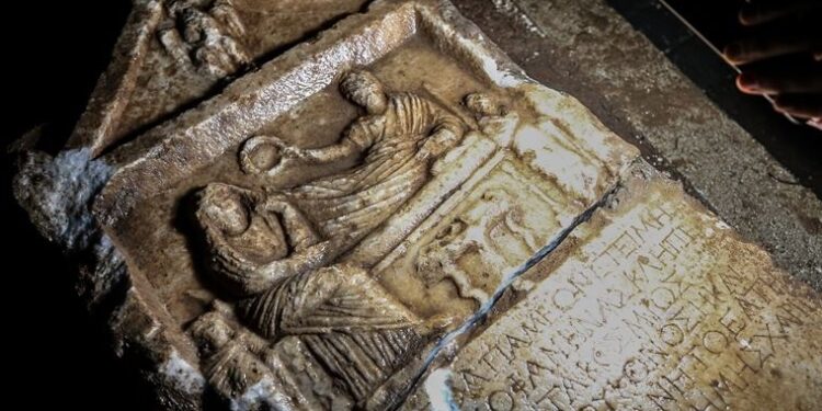 Bursa’da balkonundan inşaat çalışmalarını izleyen yurttaşın dikkati sayesinde tarihi mezar steli bulundu