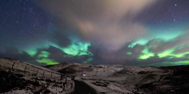 Kuzey Işıkları, İskoçya’da gökyüzünü yeşil, mor ve mavinin tonlarına boyadı