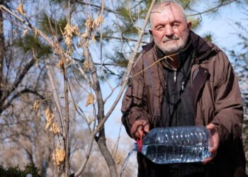 40 yılda yüzlerce fidan dikti, her gün suluyor