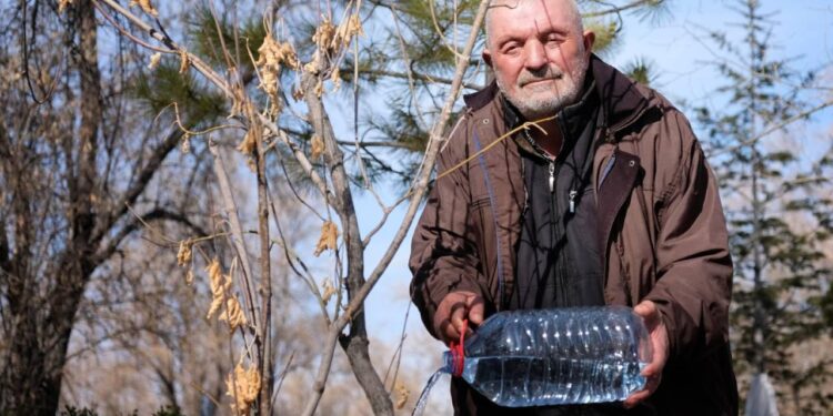 40 yılda yüzlerce fidan dikti, her gün suluyor