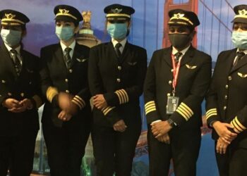 Hindistanlı kadın pilotlar 17 saatlik direkt uçuşla dünya rekoru kırdı