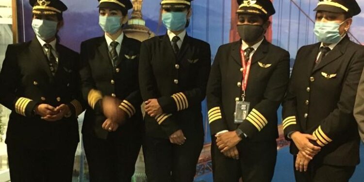 Hindistanlı kadın pilotlar 17 saatlik direkt uçuşla dünya rekoru kırdı