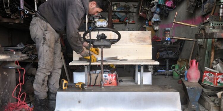 Hurda malzemelerden yaptılar! Yüksekovalı kardeşlere büyük ilgi