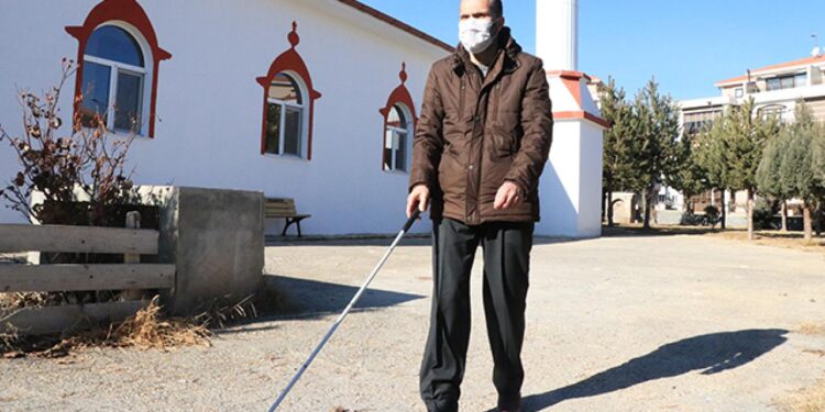 Görme engelli müezzin yaşam ve eğitim azmiyle örnek oluyor