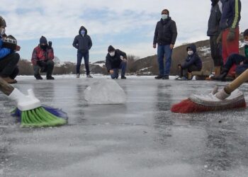 Buz tutan Kars Çayı’nda “curling” keyfi