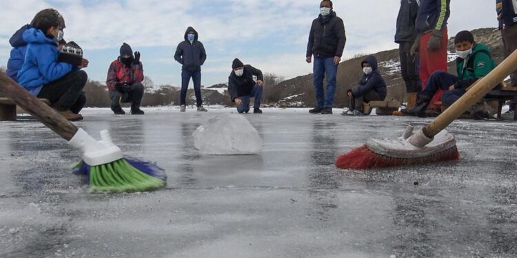Buz tutan Kars Çayı’nda “curling” keyfi