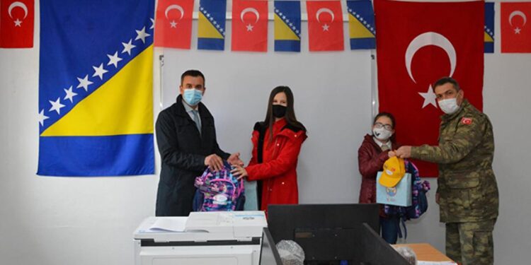 Mehmetçik’ten Bosna Hersek’teki bir okula Türkçe dershanesi