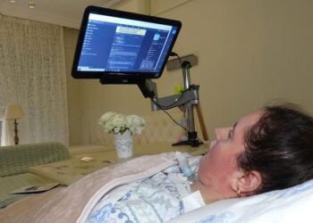 ALS hastası Özlem, gözlerini kullanarak kitap yazdı