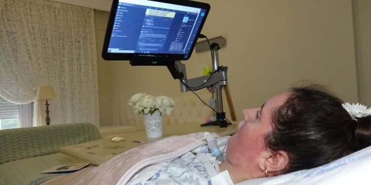 ALS hastası Özlem, gözlerini kullanarak kitap yazdı