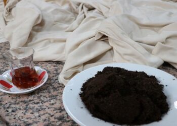 Üzerine dökülen çaydan esinlenen girişimci “çay kokulu kumaş” üretti