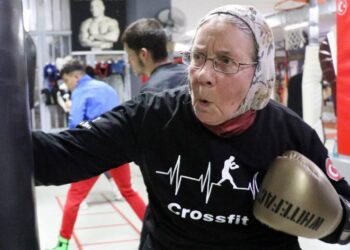 Antalya’nın süper ninesi boksörlere meydan okuyor