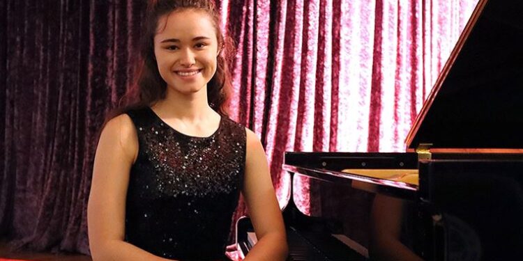 İzmirli genç piyanist uluslararası yarışmada birinci oldu