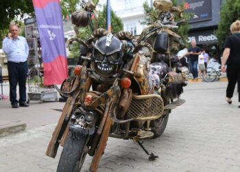 Mad Max filminden esinlendi, hurda malzemelerden yaptı