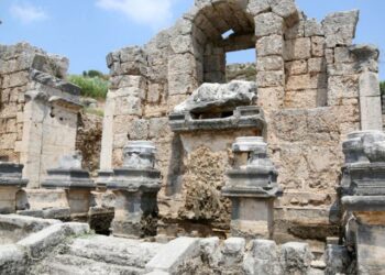 Antik çeşmeden 1800 yıl sonra su aktı