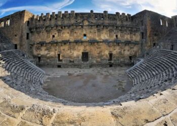 Aspendos Antik Tiyatrosu yabancı sanatçıları ağırlıyor