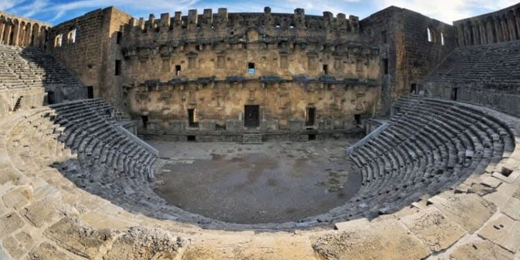 Aspendos Antik Tiyatrosu yabancı sanatçıları ağırlıyor
