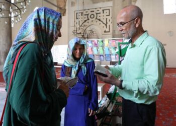 İmamın turistlerle kurduğu diyalog sosyal medyada beğeni topladı