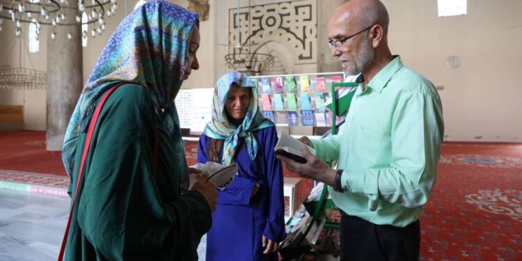 İmamın turistlerle kurduğu diyalog sosyal medyada beğeni topladı