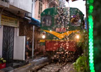 İçinden tren geçen sokak